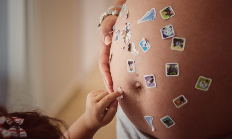 تناول التمر في الشهر التاسع: حقيقة علمية أم خرافة لتسهيل الولادة في السعودية والإمارات؟ دليلك الشامل.