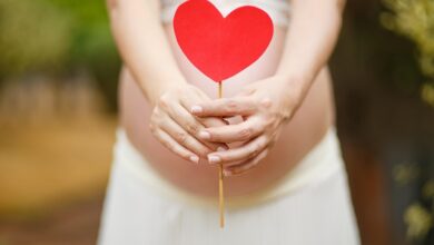 هل تغير رغبتكِ في العلاقة الحميمة أثناء الحمل يعكس جنس الجنين؟ الحقائق العلمية والموروثات الشعبية