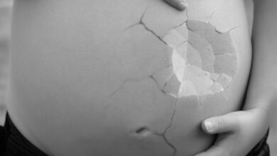 سواد الحلمتين أثناء الحمل: دليلكِ الشامل لفهم التغيرات الجلدية ونفي خرافات نوع الجنين