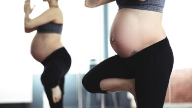تأثير الحزن والبكاء على الجنين: دليل شامل للأم العربية من طبيبتكِ الاستشارية